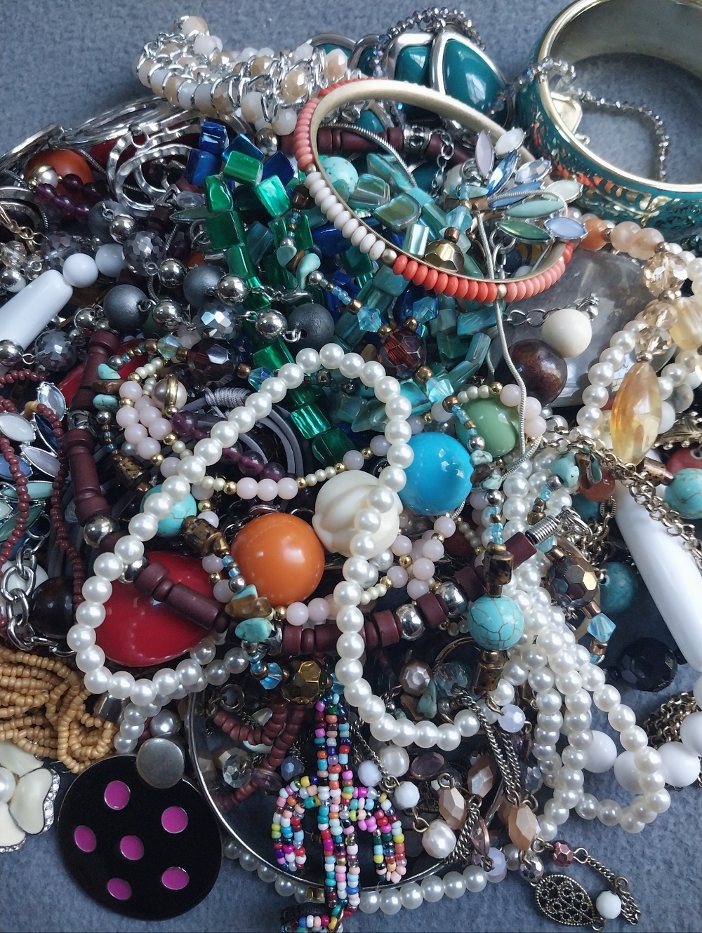 Lot of Wearable Vintage To Modern Costume Jewelry 2Ib+ - Picture 2 of 4